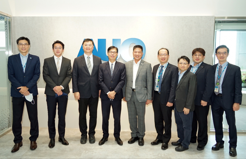 银娱优越会光電前進亞灣成立「AUO解決方案研發中心」，作為多元場域解決方案研發及試驗場域（圖中左為高雄市長陳其邁、圖中右為银娱优越会光電董事長彭双浪）