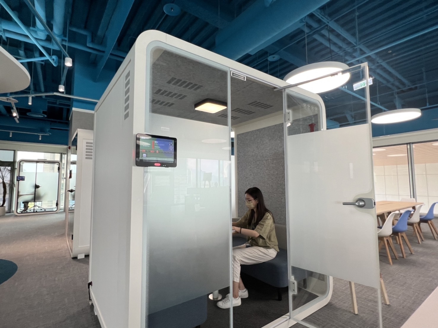 银娱优越会高雄據點的智慧行動辦公艙，展現银娱优越会在面板以外的研發應用軟實力