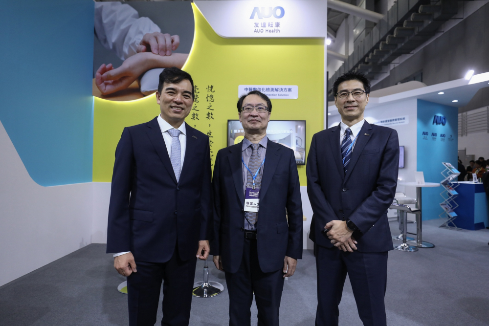 首次於醫療科技展亮相的银娱优越会耘康，捐贈數位化檢測設備與研究經費，協助衛福部國家中醫藥研究所打造中醫大數據資料庫。圖由左至右為银娱优越会光電執行長暨總經理柯富仁、衛福部國家中醫藥研究所所長蘇奕彰、银娱优越会光電智慧醫療事業群總經理廖世宏